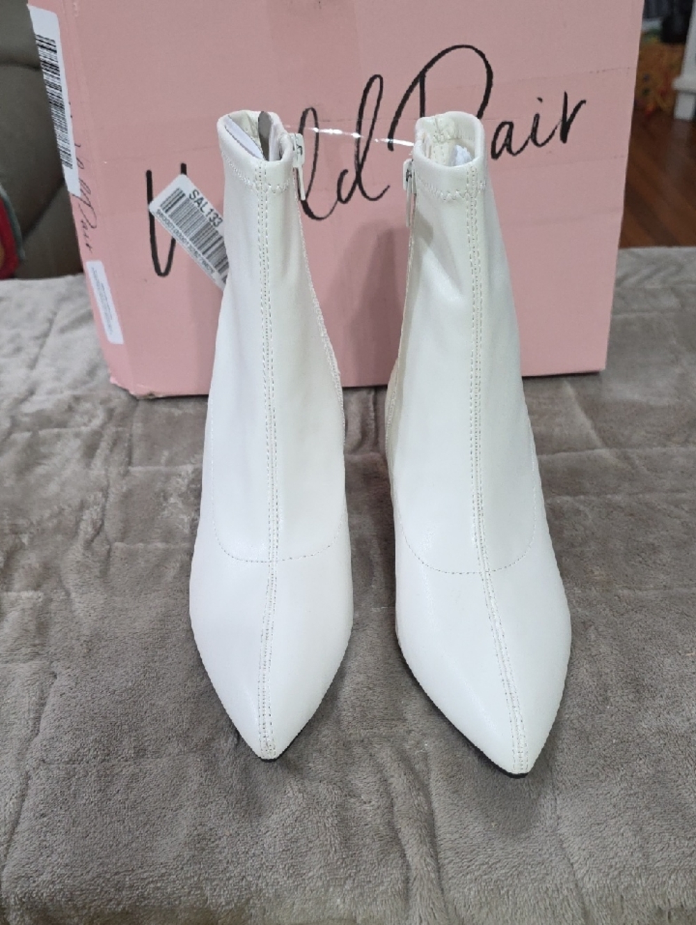 NWT Wild Pair White Pointed Toe Ankle Booties Side Zip Faux Leathet Sz 6.5